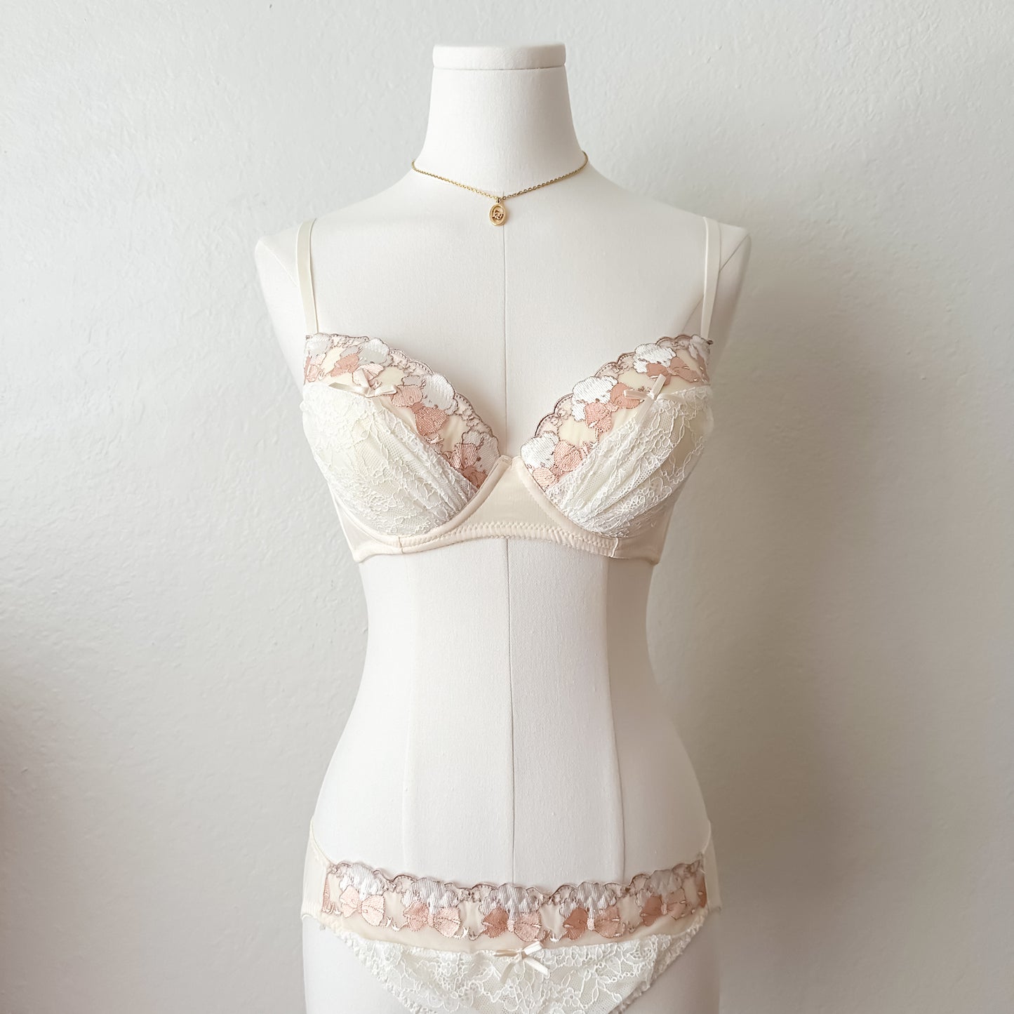 Cream Lace Cogimyun Bra Set