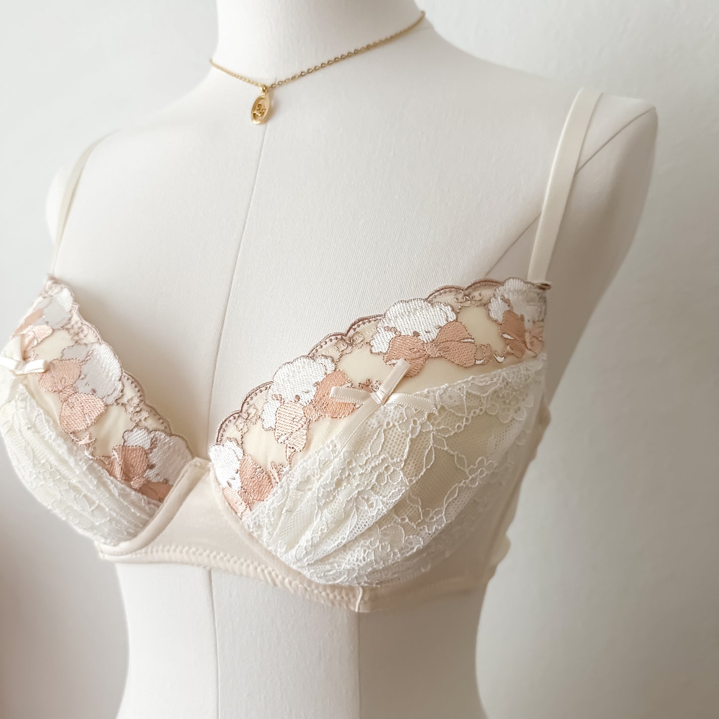 Cream Lace Cogimyun Bra Set